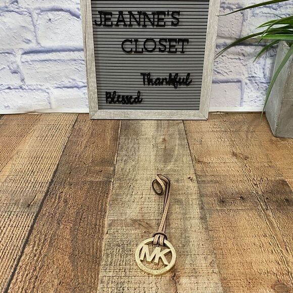 MICHAEL KORS Medallion Hang Charm Key Chain Gold Logo Purse Coat FOB - Picture 6 of 6